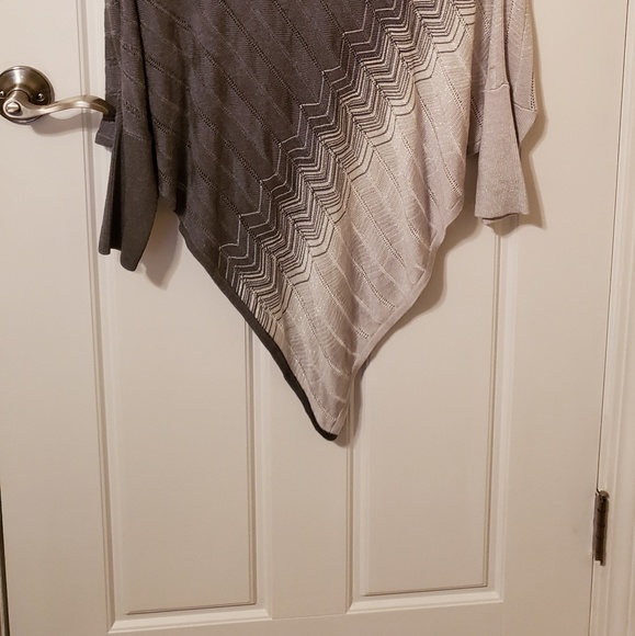 WHITE HOUSE BLACK MARKET CHEVRON ZIG ZAG PONCHO PU - Picture 2 of 8